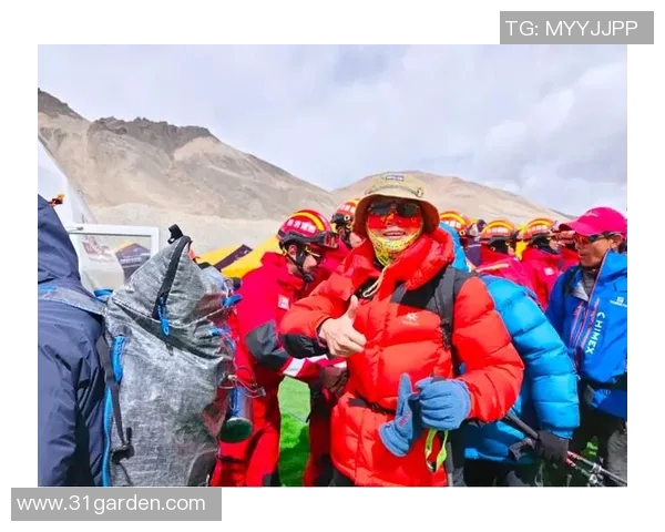 中国登山队挑战喜马拉雅新线路,全员成功登顶